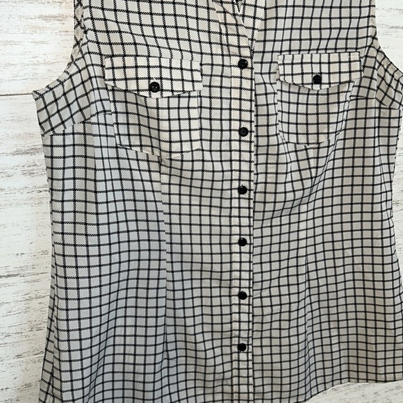 NOTATIONS Button Sleeveless Blouse | SIZE M - Picture 4 of 5